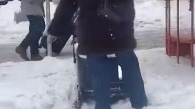  یک ربات تحویل کالا در مرکز مسکو در برف گیر کرد و مردم به کمک او شتافتند