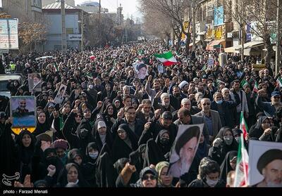 حضور مردم همچون دریای خروشان، زباله‌ها را از سر راه برداشت - تسنیم