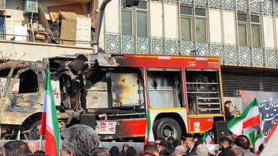 نمایش خودروهای امدادی آسیب‌دیده در اغتشاشات در راهپیمایی