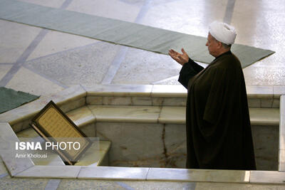 ویدیویی از حضور مرحوم هاشمی رفسنجانی در داخل ضریح مطهر حضرت محمد (ص)