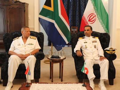 دیدار فرمانده ناوگروه ١٠٣ نداجا با فرمانده نیروی دریایی آفریقای جنوبی