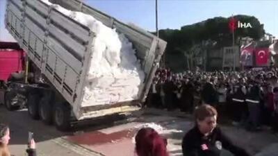  سه کامیون پر از برف به عنوان هدیه تعطیلات سال نو میلادی، کودکان شهر گرمنسیک ترکیه را که 14 سال است برف نباریده اند، خوشحال کرد