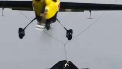  مارتین شونکا، قهرمان سابق مسابقات هوایی ردبول از جمهوری چک، یکی از دیوانه‌وارترین و دقیق‌ترین حرکات نمایشی تاریخ ورزش‌های موتوری را انجام داد