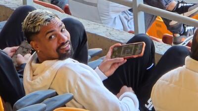 گوشی بازی به جای تماشای بازی هم تیمی ها