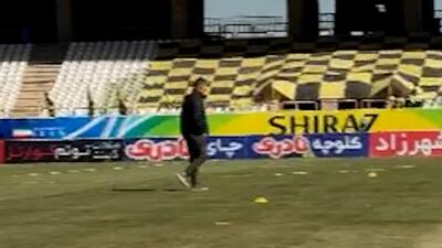 چک کردن چمن ورزشگاه شیراز توسط اوسمار