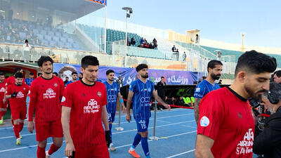 ورود استقلال و تراکتور به زمین مسابقه