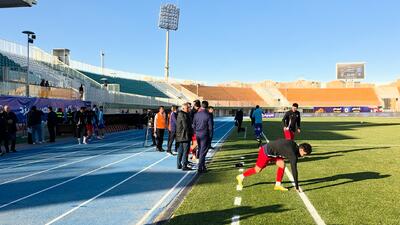 ورود دو تیم استقلال و تراکتور به زمین