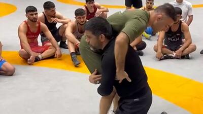 ستاره‌های کشتی آزاد پای کلاس درس علیرضا دبیر