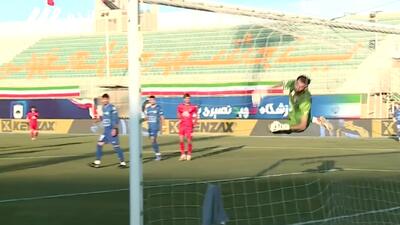 ضربه خطرناک رزاقی نیا از بالای دروازه تراکتور بیرون رفت