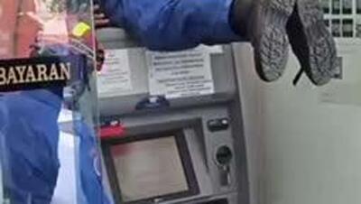 در مالزی، یک گربه در دستگاه خودپرداز گیر کرد