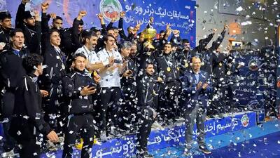 لحظه اهدا جام قهرمانی لیگ برتر ووشو به تیم دانشگاه آزاد