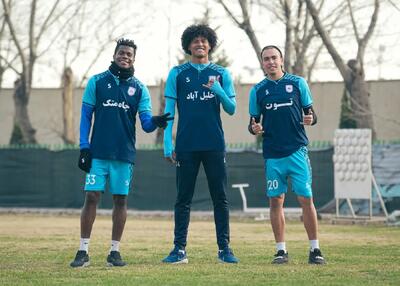 خارجی‌های وفادار چادرملو، خندان در تمرینات