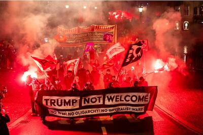 معترضان به سفر «ترامپ» پرچم آمریکا را آتش زدند - اکونیوز