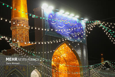  حال و هوای حرم مطهر رضوی در شب میلاد امام حسین(ع)