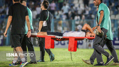 انتقال مهاجم ملوان از ورزشگاه به بیمارستان با آمبولانس!