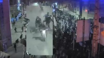  لحظه گرفتار شدن محافظان امنیت در محاصره اغتشاشگران