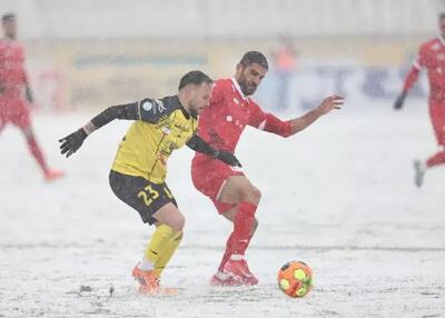  چرا بازی سپاهان و پرسپولیس در شرایط نامساعد جوی برگزار شد؟