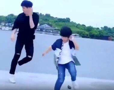  آواز شادیسم؛ دوتا چینی با آهنگ غیر چینی تکنو میرقصن چشماشون بستس ولی عقابن