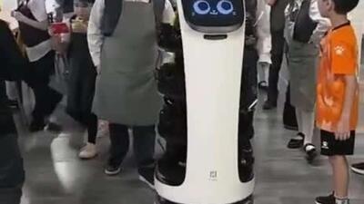  این ربات پیشخدمت بامزه به مدرسه‌ای در یاکوتسک روسیه رسیده است