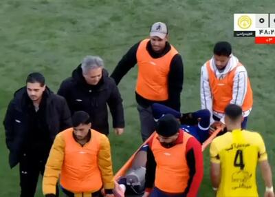 هافبک گل‌گهر را با برانکارد به رختکن بردند