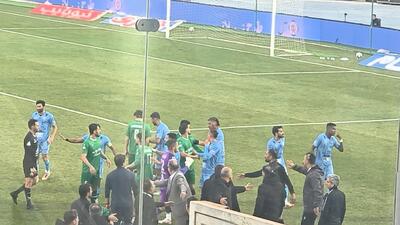 بحث و درگیری بازیکنان تیم چادرملو و شمس آذر