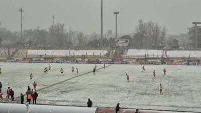 بارش شدید برف در بازی پرسپولیس و سپاهان