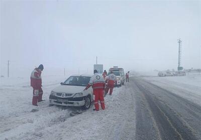 بارش برف و کولاک در جاده‌های ۱۴ استان