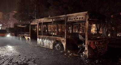 اغتشاش‌گران ۷۴ اتوبوس در تهران را از رده خدمت‌رسانی خارج کردند صدمه به ورودی ۸ ایستگاه مترو یک اتوبوس برقی جدید دود شد | جهان نیوز