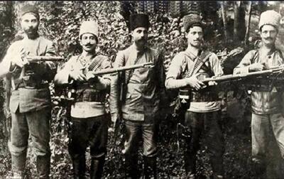  عکس یادگاری یک گروه مسلح وابسته به نهضت جنگل؛ دهه 1290