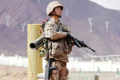 تصویر سرباز چینی با جنگ افزارهایش جنجال به پا کرد