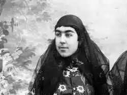  سفر در زمان؛ فخرالتاج، نوه ناصرالدین شاه در حال نواختن پیانو