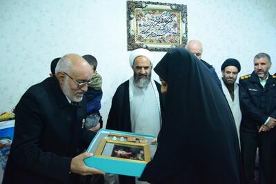  تجلیل خادمیاران آستان قدس رضوی از خانواده‌های شهدای امنیت در استان فارس