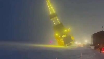  یک دکل نفتی در آلاسکا هنگام حمل و نقل در امتداد یک جاده یخی فرو ریخت