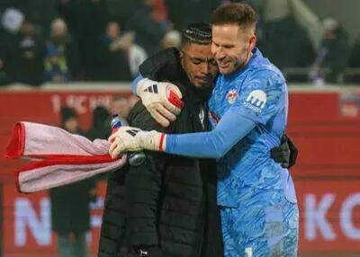 گریه شدید بنجامین روی چمن سبز