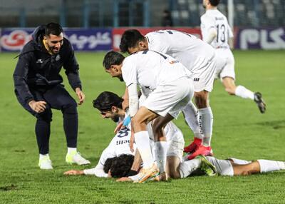 فخریان بعد از گل، خطر شکستگی کمر (عکس)