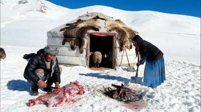  پخت آبگوشت سنتی در کوهستان‌های برفی افغانستان