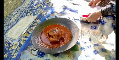  آموزش پخت مرغ شکم‌پر روی ساج به سبک بختیاری