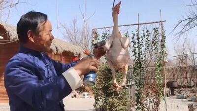  غذای روستایی در چین؛ پخت یک غذای سنتی با گوشت خروس