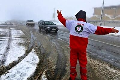 نجات معجزه‌آسای یک راننده گرفتار در برفِ رامیان