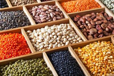  رئیس اتحادیه بانکداران مواد غذایی: افزایش ۳۰ تا ۳۵ درصدی قیمت حبوبات/ لوبیا چیتی ۴۶۰، لپه ۲۹۰، نخود ۲۱۰، عدس ۲۰۵، لوبیا قرمز ۳۵۵ و لوبیا سفید ۳۶۰ هزار تومان شد