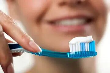  بعد از خوردن چه خوراکی‌هایی باید مسواک بزنیم؟