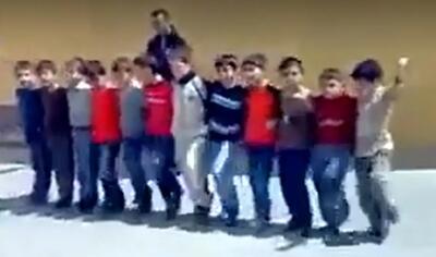  آواز محلی؛ پسر بچه ها تو مدرسه جای بازی کوردی میرقصن منظم تر از از جلو نظام