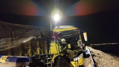  تصادف مرگبار اتوبوس و کامیون در محور سرچم یک کشته و ۲۰ مصدوم بر جای گذاشت