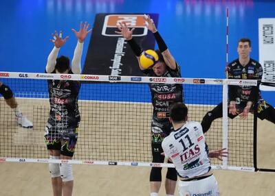 باخت ۲۵-۱۱ در ست اول، کامبک و برد بزرگ