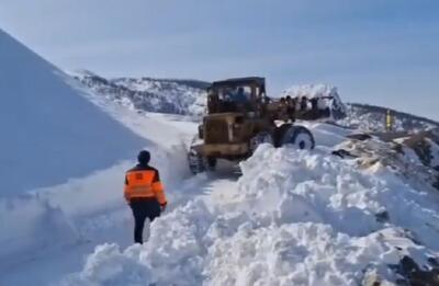 نجات معجزه‌آسای راننده‌ای که ۶ روز در برف گیر کرده بود