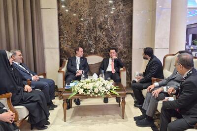 نایب رئیس مجلس: ترامپ به دنبال مشروعیت بخشی به بمباران‌ها و غارت منابع ملت‌ها است