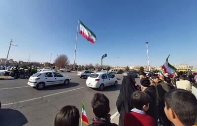  پرچم مقدس ایران اسلامی در میدان امام حسین (ع) شهر یزد به اهتزاز درآمد