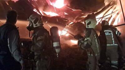 حریق گسترده یک کارگاه مبل‌سازی در جاده ساوه