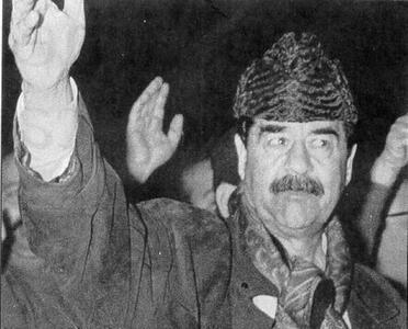  عکس/ صدام حسین در حال کشیدن تریاک!