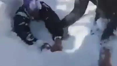  ویدئو، مردی را نشان می‌دهد که در خیرپورا، جامو و کشمیر هند، از برف نجات داده می‌شود